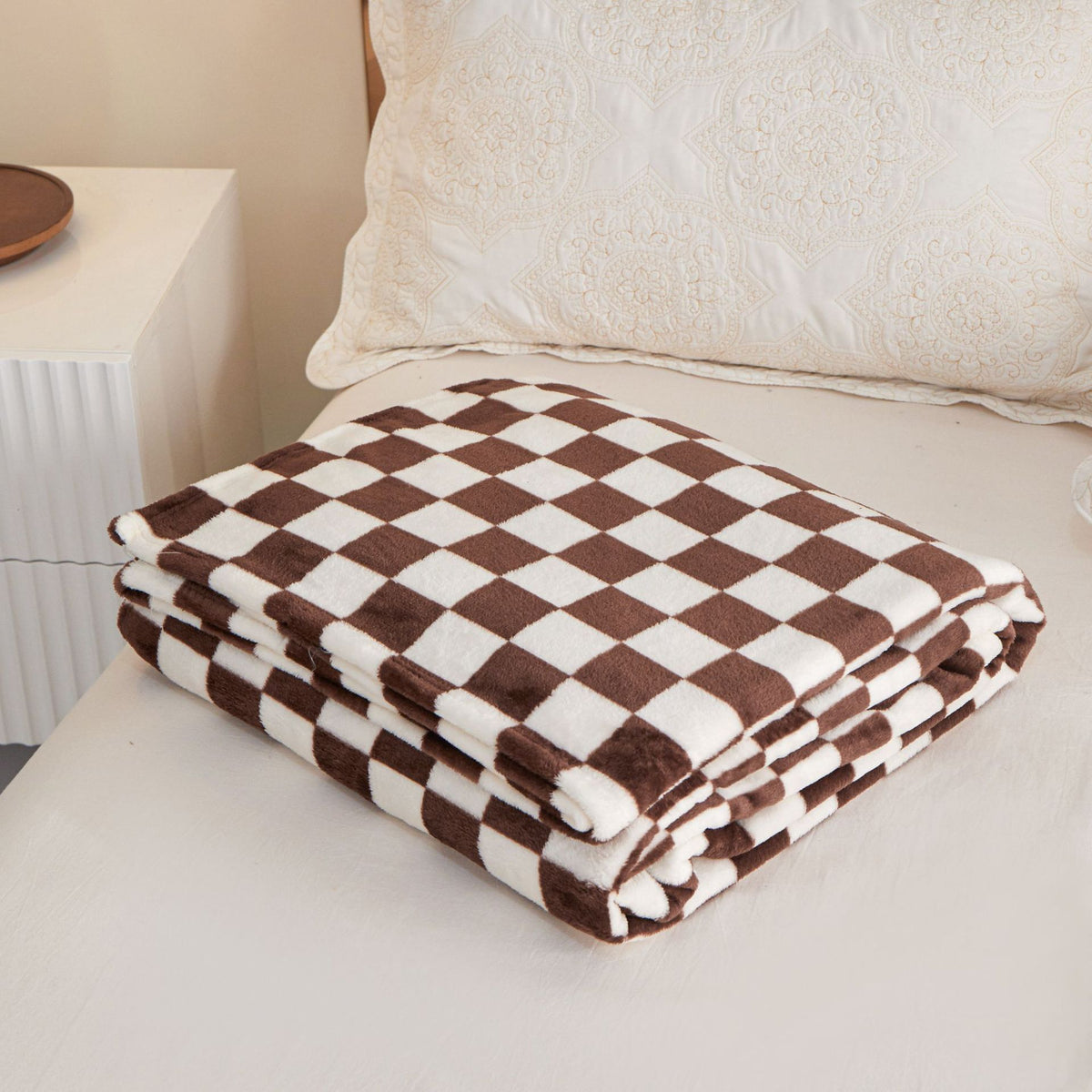 Coffee-colored and white checkered pattern Double-Sided Fleece Blanket – 150×200cm Machine Washable, No-Shedding Flannel Thro